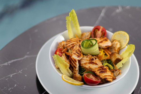 Découvrez comment préparer de délicieuses tartelettes aux framboises garnies d"une crème diplomate onctueuse !